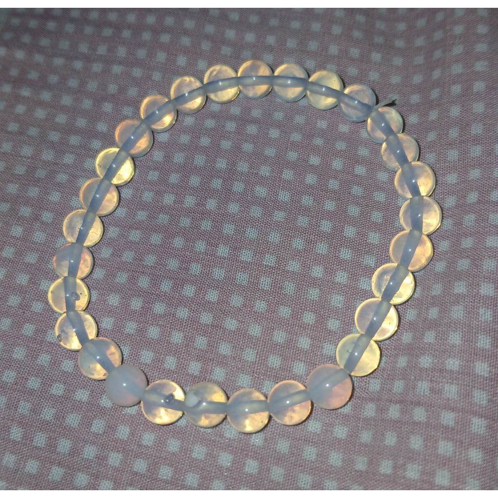 หินนำโชค หินโอปอลไลท์ ขนาด 6 มม.รอบข้อมือ 17 ซม. Opalite (แต่งสี) หินแห่งความรักและความหวัง