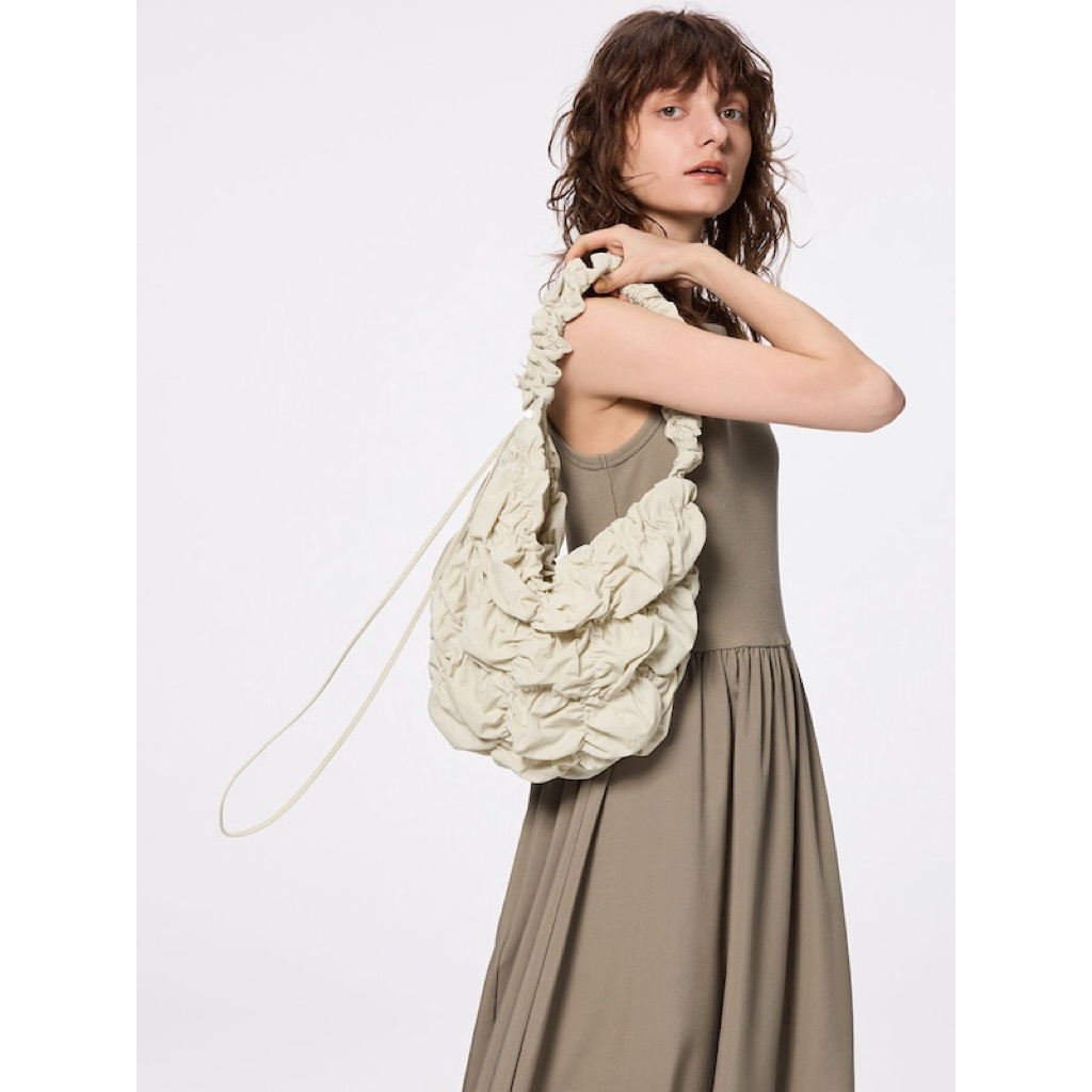 พร้อมส่ง Gu gathered shoulder bag กระเป๋าผ้าปรับสายได้แบรนด์ GU