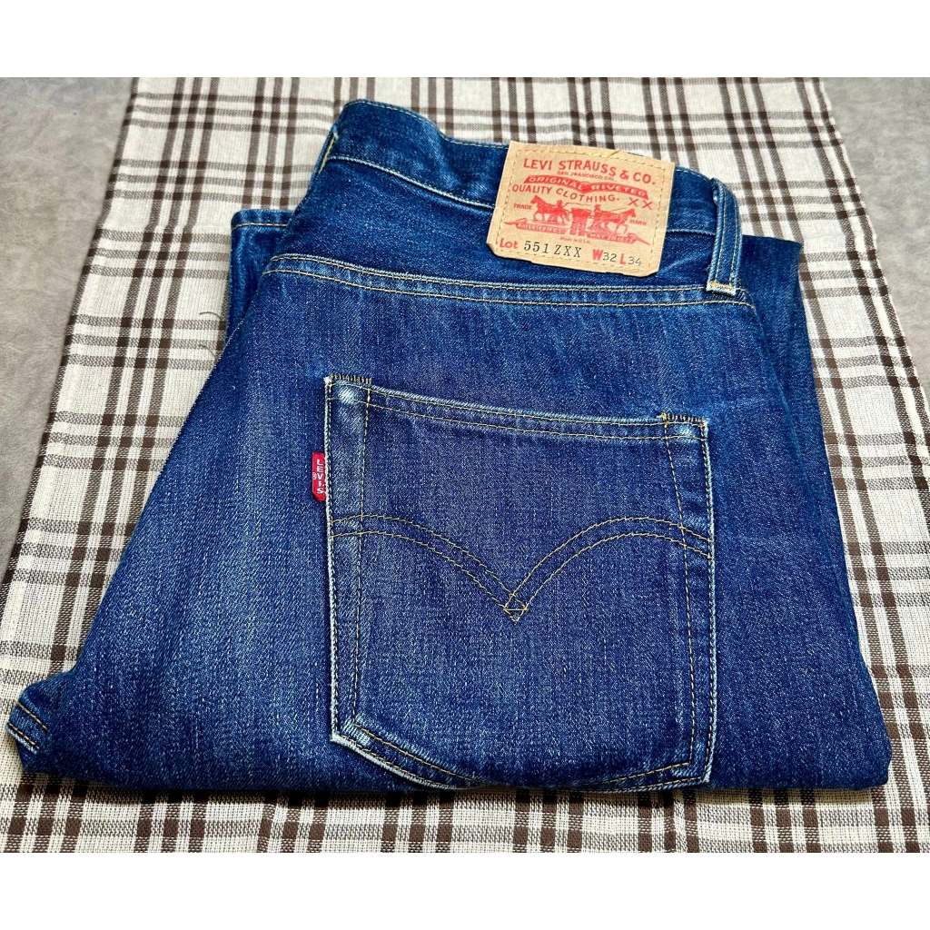 ยีนส์  Levis  LVC  รุ่น  551 ZXX    Size  34   Made in USA  แท้   มือ 2  สภาพดีครับ  กระดุม 4420