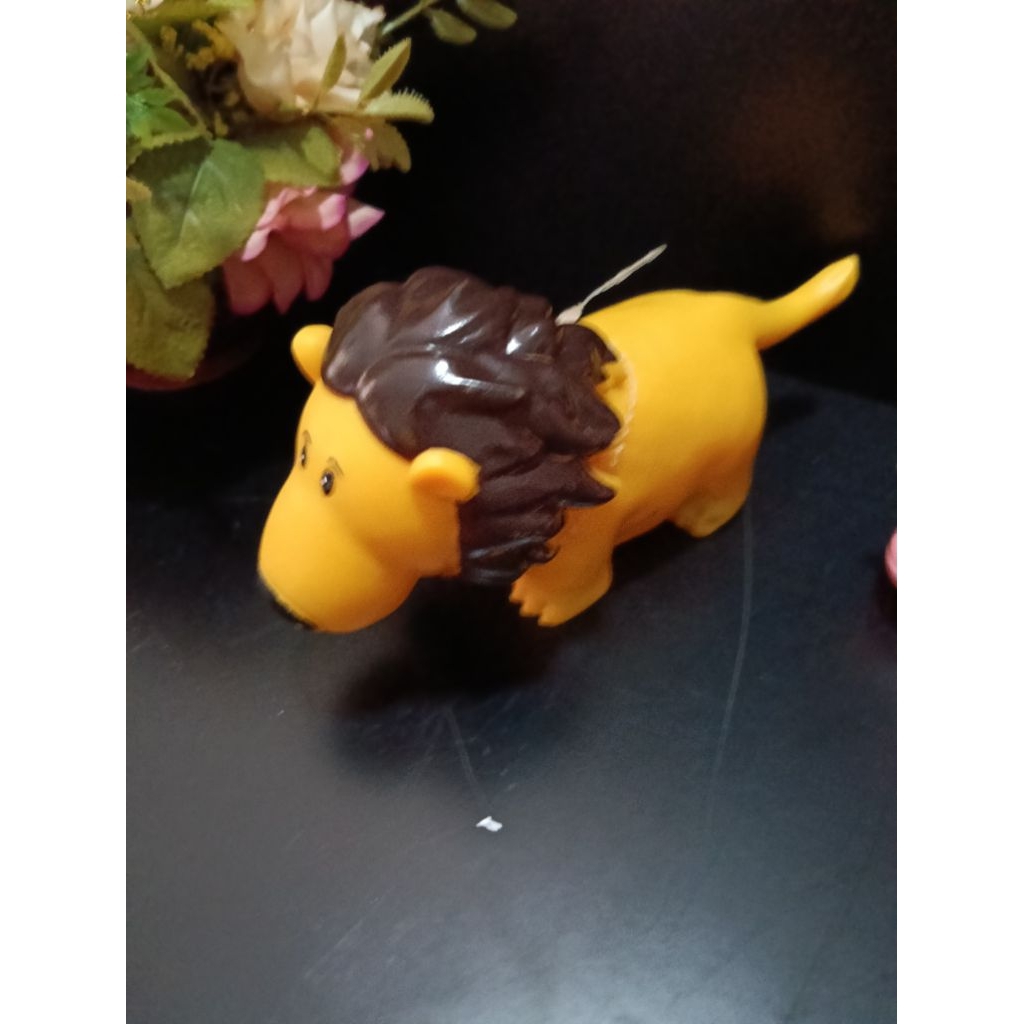 ของเล่นยางรูปสิงโตจากซีรีส์ Funny Zoo ของ Bee Toys