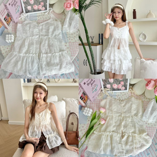 🩵 Pancake Top เสื้อสายเดี่ยวผูกไหล่แต่งระบายทรงขนมชั้น แต่งป…