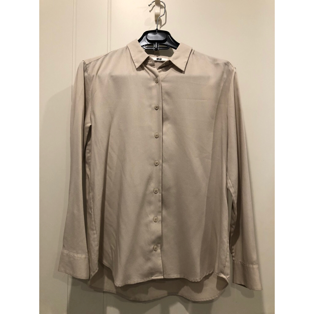 เสื้อเชิ้ต Uniqlo ผ้าเรยอนสีเบจ