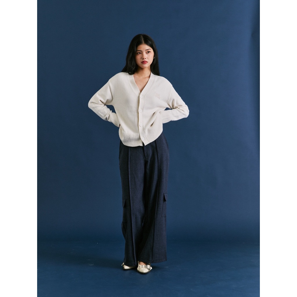 STUDIO UNKNOWN -  Sia Knit Cardigan เสื้อหนาว คาร์ดิแกนคอวีตกแต่งลายปักโลโก้ รูปที่ 7