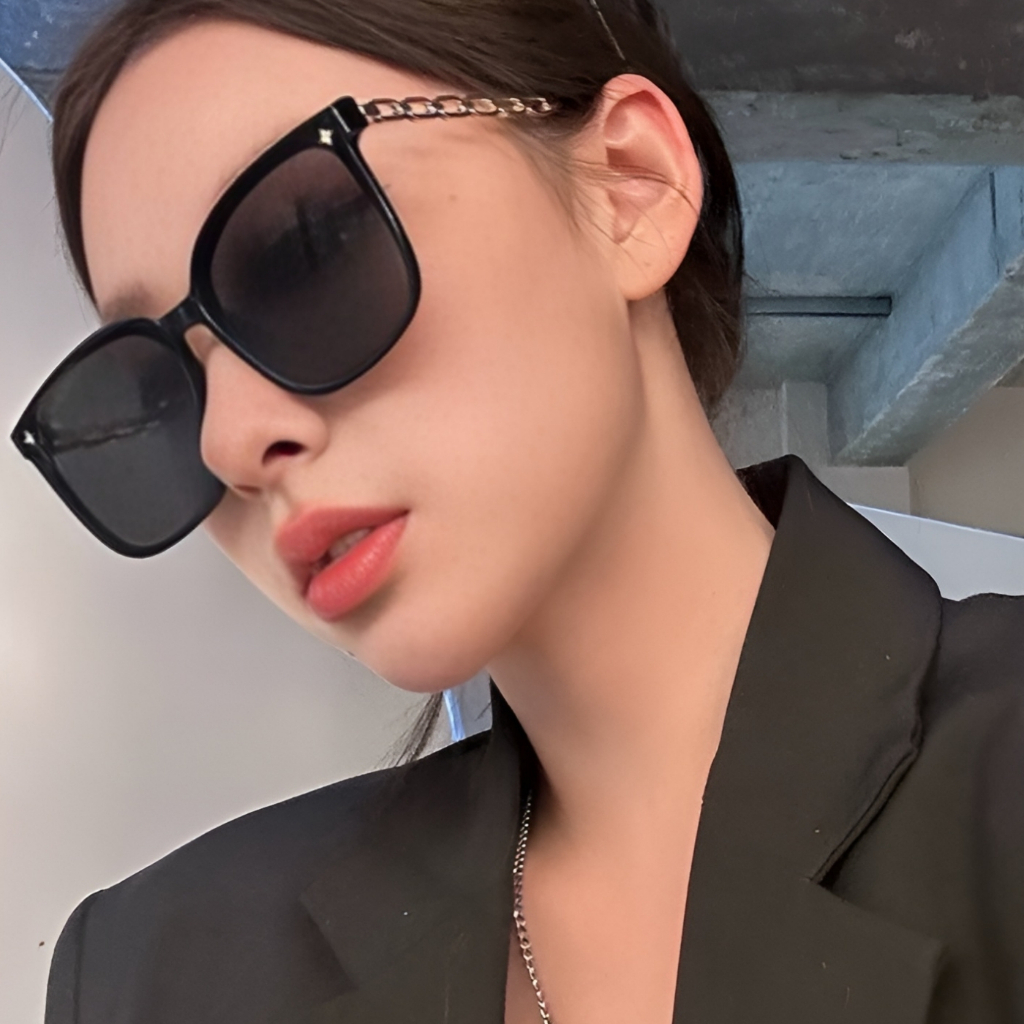 แว่นกันแดดกรอบดำหรู ประดับโซ่ทอง