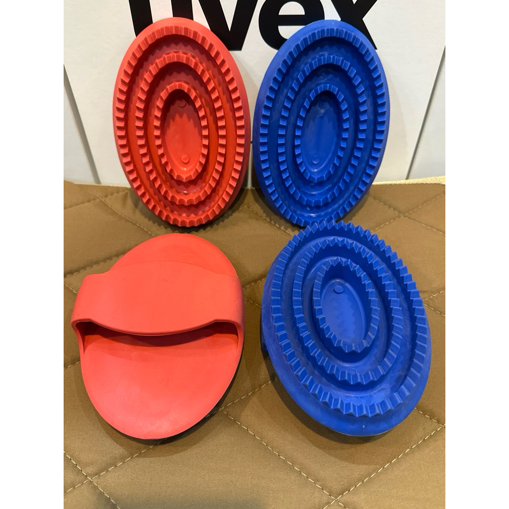 หวีขัดขนม้าRubber Curry Comb/ Curry Brush
