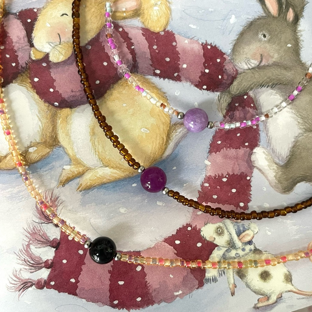 ส่งด่วน! snow ball stone necklace ☃️🎄 สร้อยคอลูกปัด จี้หินแท้ | ourweekend.stuff