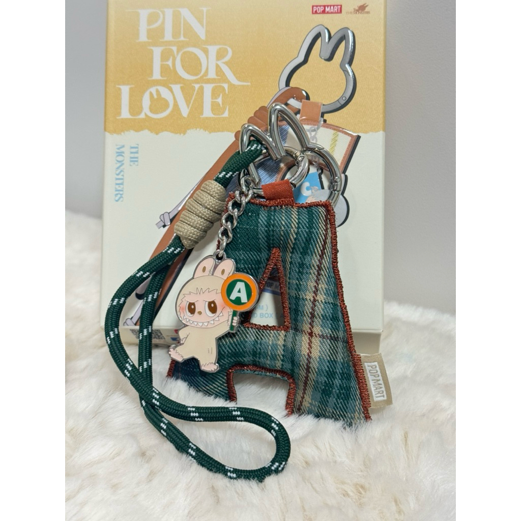 พร้อมส่งในไทย เลือกตัวของแท้💯 พวงกุญแจตัวอักษร ป้ายเหลือง/เช็คตัว The Monsters Pin For Love