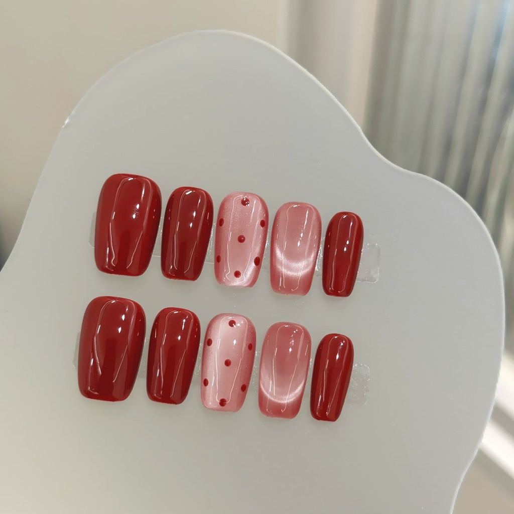 ฟรีกาว🍓Handmade A3060 ลายจุดสีแดง เล็บปลอมตาแมวลายจุดระดับไฮเอนด์สีแดงไวท์เทนนิ่งแต่งเล็บปีใหม่สั้นเรียบหรู