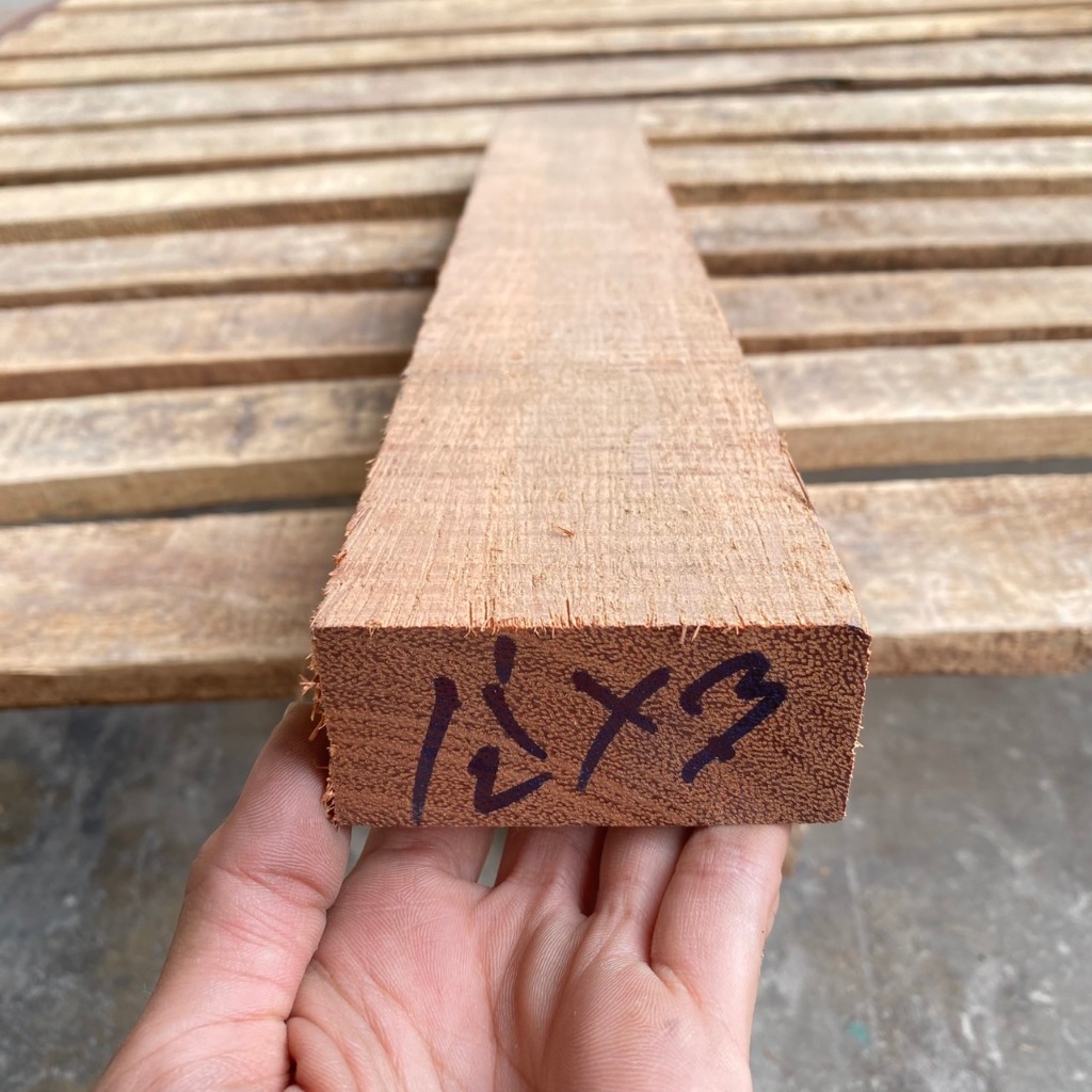 ไม้กระทงฝ้า ไม้ยาง ไสเรียบ 4 ด้าน ขนาด 1-1/2 x 3 นิ้ว ( 35 x 70 มม. ) ยาว 60 - 200 ซม.