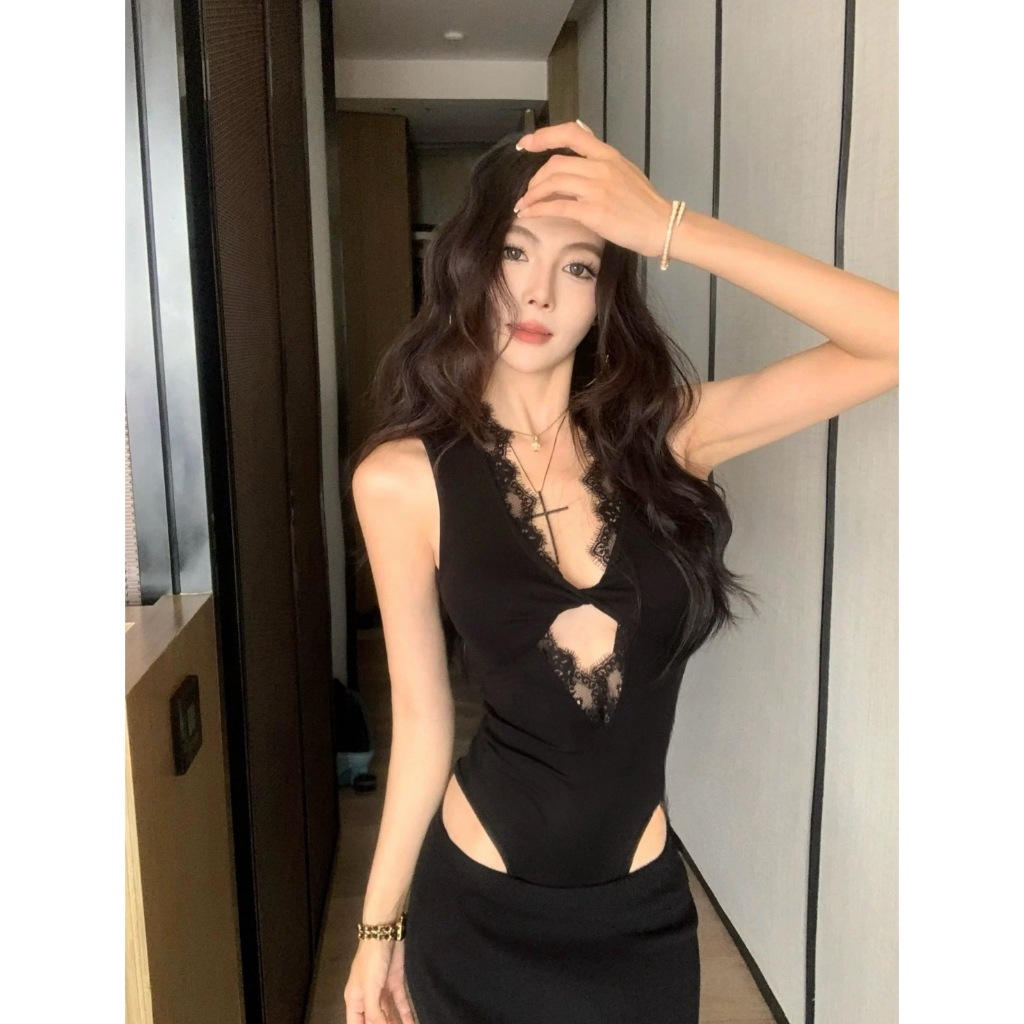 SPND 【พร้อมส่งจากไทย】บอดี้สูทลูกไม้เข้ารูปแขนกุด คอวีเว้าลึก แฟชั่น2025 อวดหุ่นสุดปัง(A9426) - รูปที่ 2