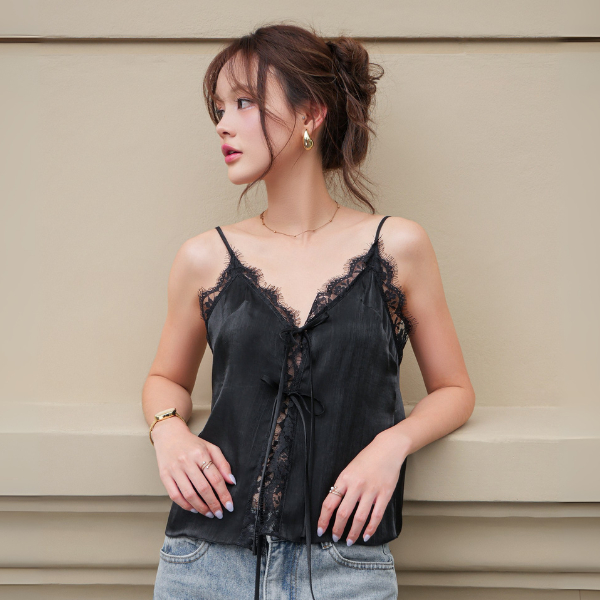 LUCA STUDIO_Regina tank top (Pre-order 8 July) - เสื้อสายเดี่ยวผ้าShining chiffonสีดำ ตัดต่อผ้าลูกไม้ สายผูกโบว์สีดำ