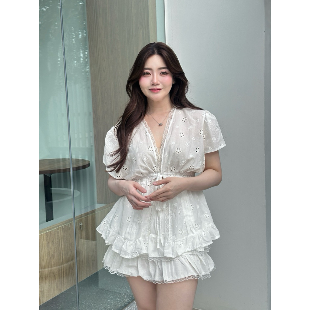 ลดในไลฟ์/โค้ดหน้าแอพ IRENE TOP เสื้อลายฉลุดอกไม้สีขาว ผูกโบว์หน้า
