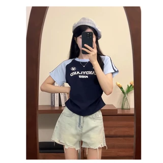 cherryshop พร้อมส่ง เสื้อยืดแขนสั้นแฟชั่นวินเทจสำหรับผู้หญิง ดีไซน์จีบด้านข้าง ลายตัวอักษร แผงสั้น หวานและน่ารัก
