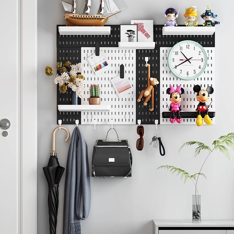 COD เพ็กบอร์ด บอร์ดรูพลาสติก DIY Pegboard กระดานแขวนผนังสำหรับจัดเก็บของพร้อมชุดติดตั้ง ตัวจัดโต๊ะเ