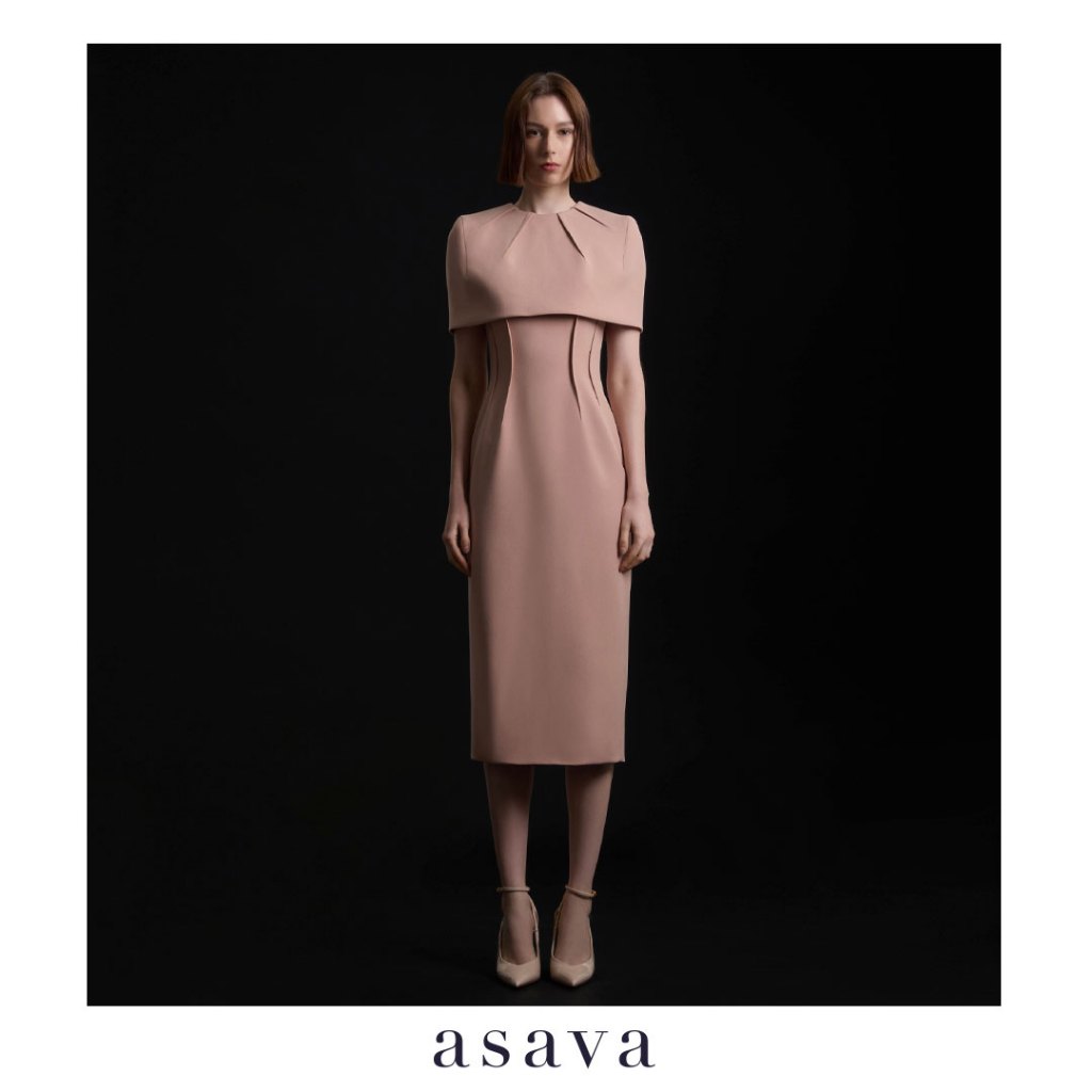 [asava aw25] Helene Cape Overlay Dress เดรสผู้หญิง แต่งเคปคลุมไหล่ คอกลม แต่งดีเทลตะเข็บนูน กระดุมหลัง ซิปและตะขอหลัง