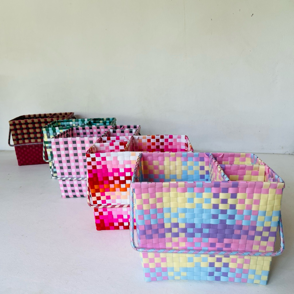 ตะกร้าสี่เหลี่ยม ตะกร้าสานเส้นพลาสติก ไม่มีฝาปิด มีช่องแบ่งด้านใน3ช่องกลาง ขนาดกว้าง 21 ยาว 28 สูง23 CM สานเส้นพลาสติก
