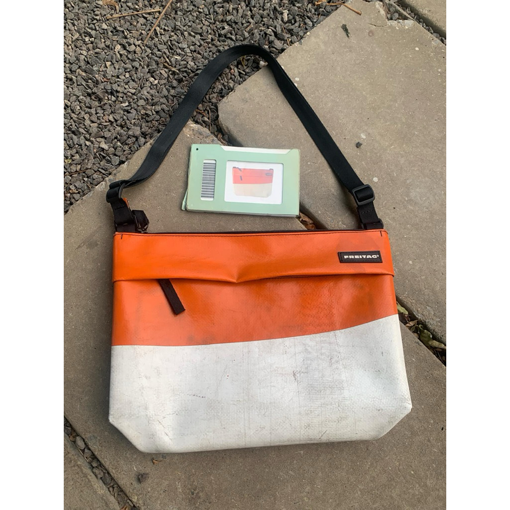 Freitag รุ่นLou ผ้าสีส้ม