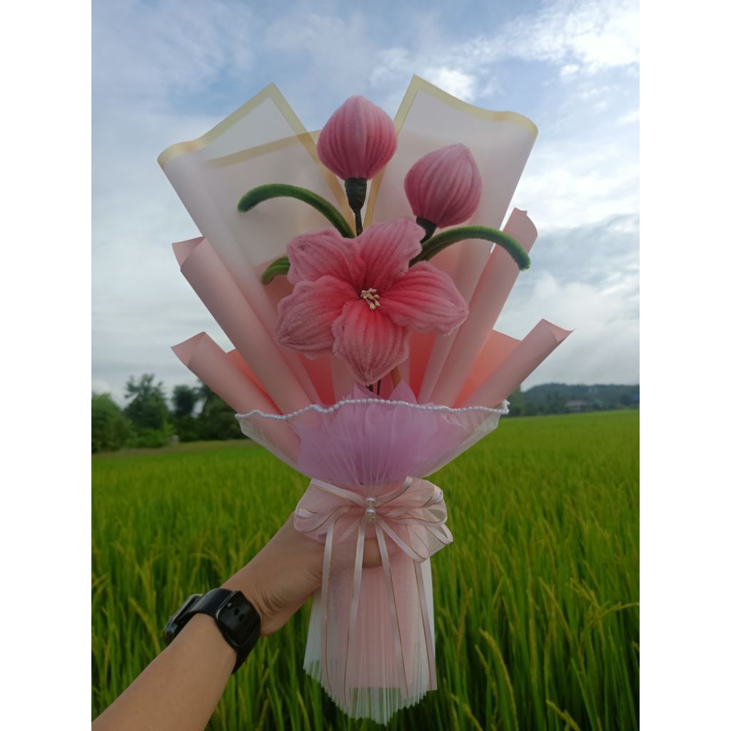 (พร้อมส่ง) ดอกลิลลี่+ดอกทิวลิป ดอกไม้ ลวดกำมะหยี่ ช่อดอกไม้ ของขวัญ รับปริญญา ปัจฉิม