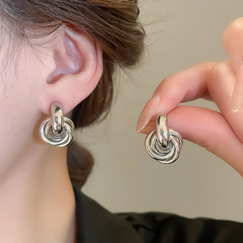 COD-ส่งเร็วจากไทย🎀S925 เงินเข็มรอบห่อต่างหูโลหะ แสงหรูหราระดับ หรูหรา ไม่ทําให้แพ้ง่าย เครื่องประดับแฟชั่น สำหรับผู้หญิง - รูปที่ 2