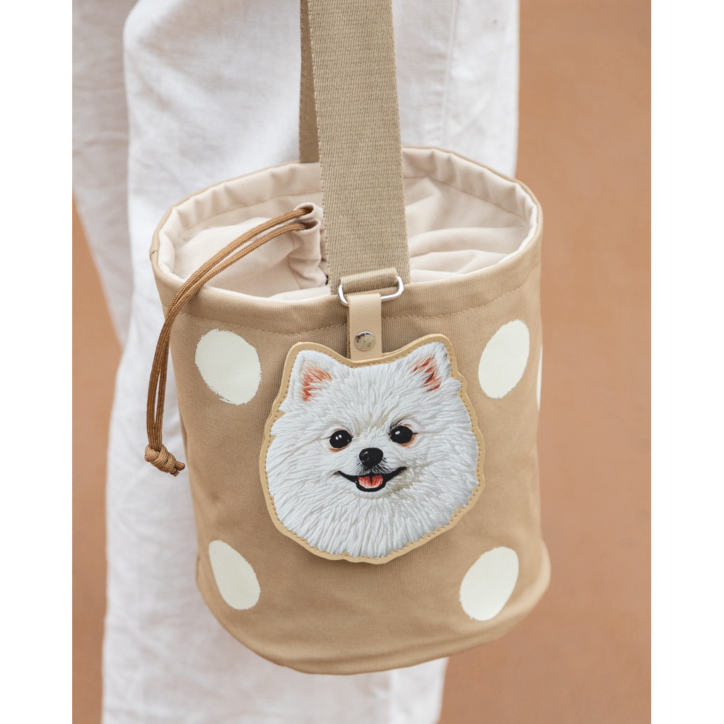 Bucket bag with White Pomeranian tag กระเป๋าผ้าแคนวาสสีเบจ พิมพ์ลายจุดขาว พร้อมป้ายห้อยน้องปอมขาว