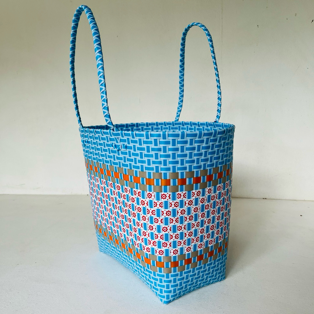 กระเป๋าเป้สานเส้นพลาสติกตะกร้าจ่ายตลาดใส่ของขนาดกว้าง 24 ยาว 35สูง 33ซม.เส้นรอบวงปากตะกร้า 111 ซม.สายสูง 18 เซนติเมตร - รูปที่ 2