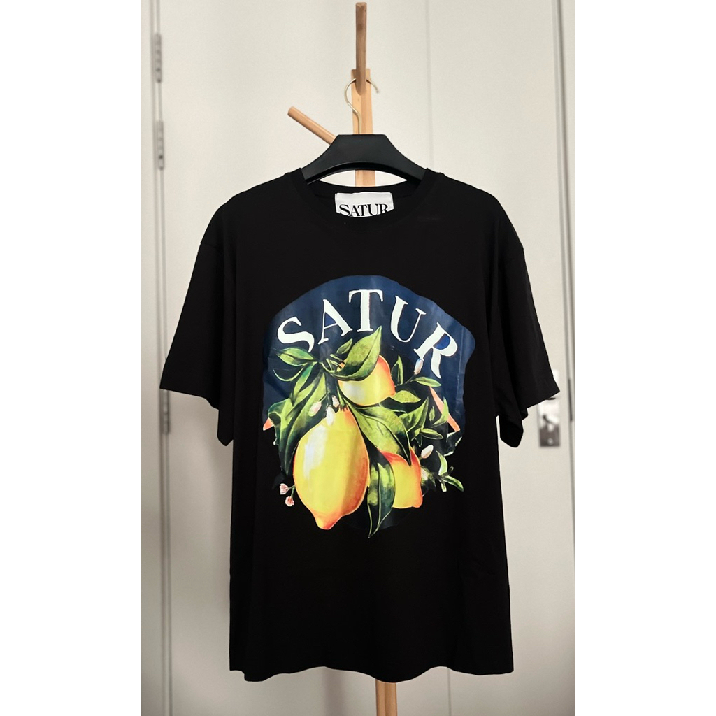 SATUR เสื้อยืด รุ่น Capri Citron Retro Summer