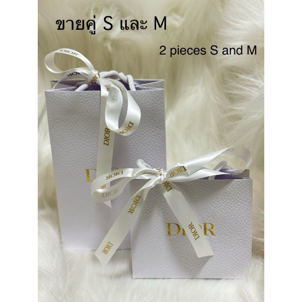 ขายคู่ ถุงกระดาษดิออร์ทองยาวM+ดิออร์ทองสั้นS ดูได้จากภาพถ่ายจากภาพจริง ของแท้แน่นอน มือสอง สภาพนางฟ้าค่ะ