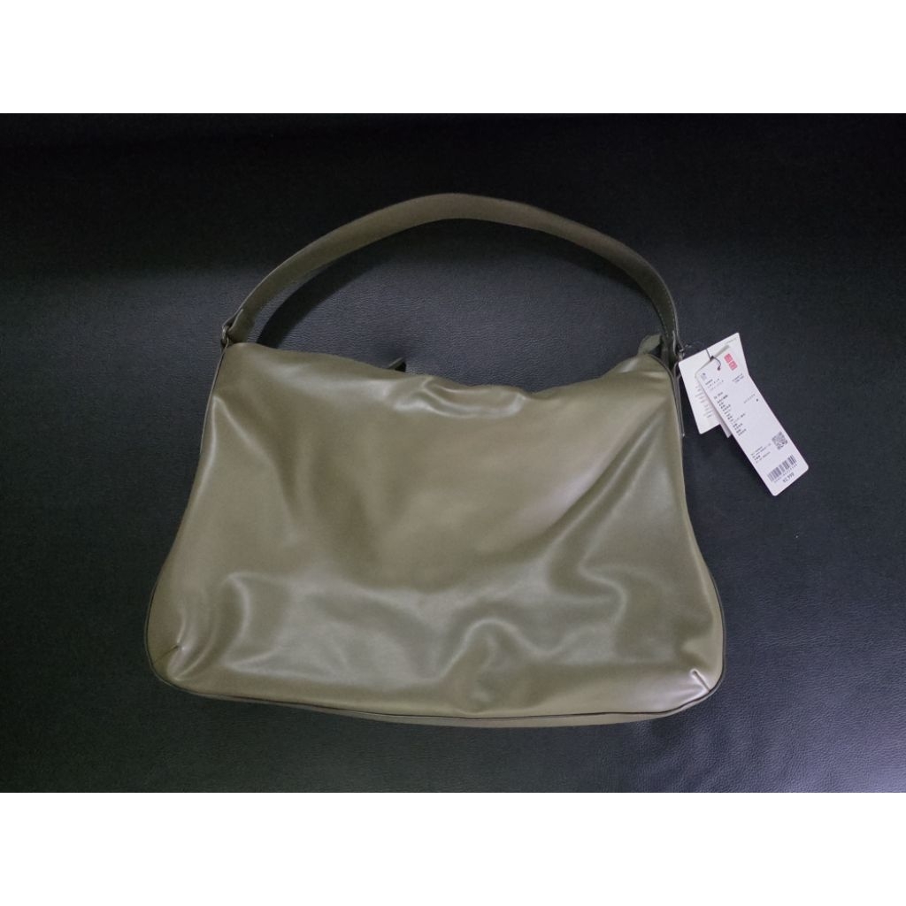 กระเป๋า Uniqlo Leather Touch Puffy Bag สี olive. ใหม่ป้ายห้อย