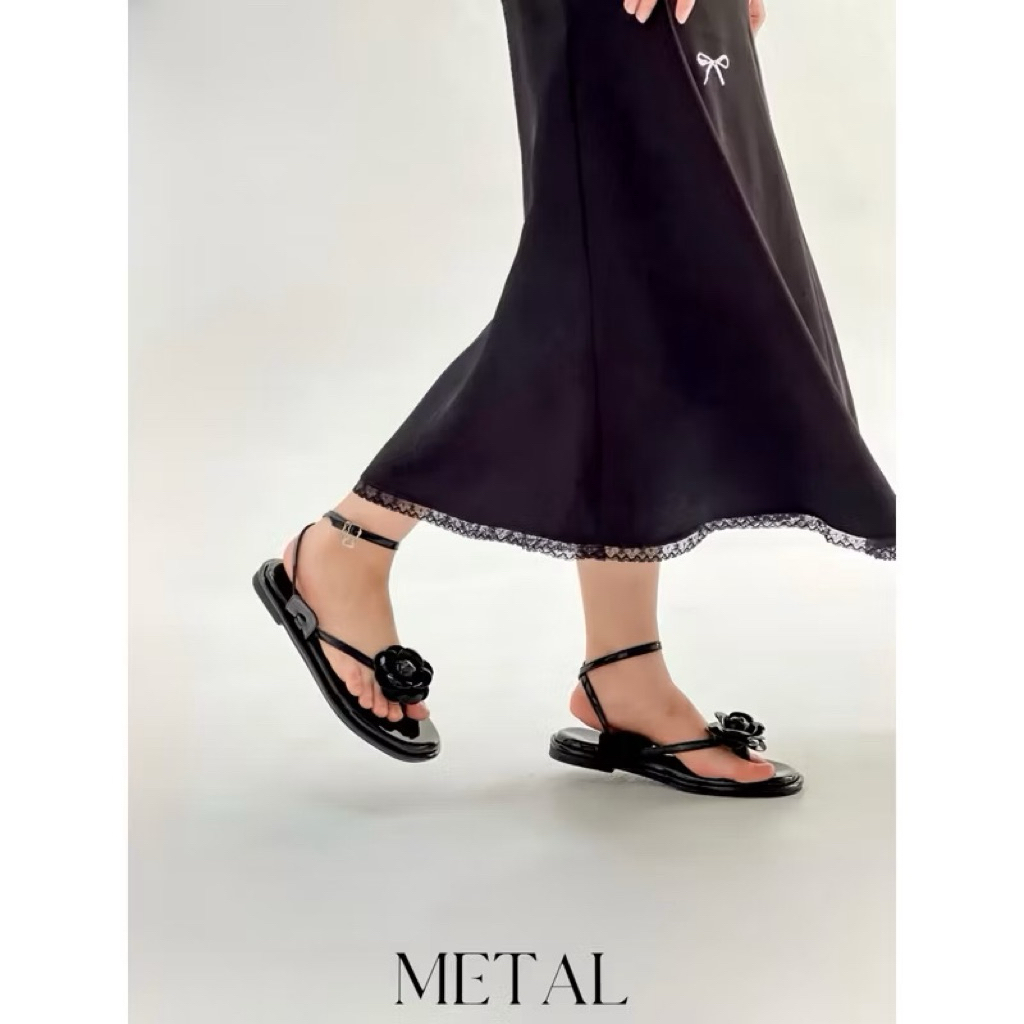 รองเท้าแตะแบบคีบหนังแก้วมีสายพันข้อเท้าแต่งดอกไม้สีดำของgem.material