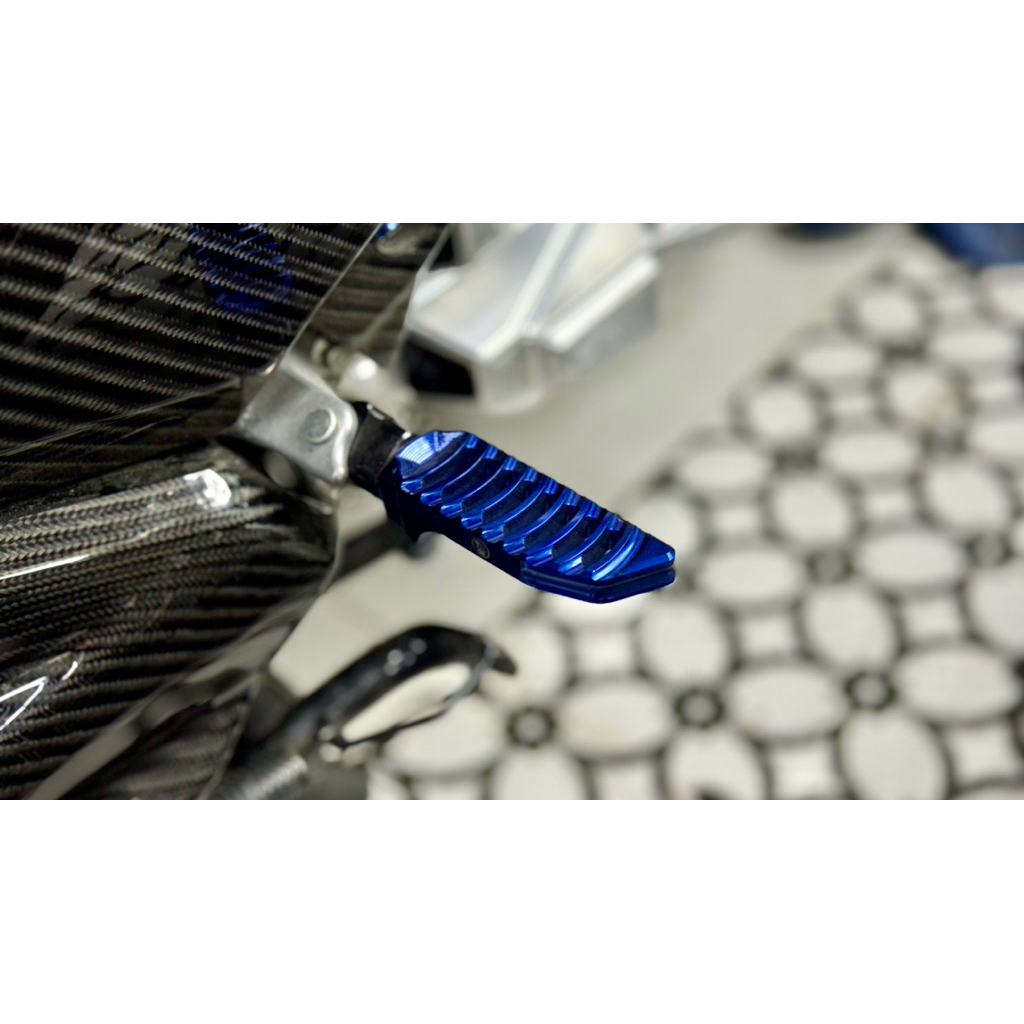 พักเท้าหลังธนูทอง BILLET  XMAX ตัวเก่าใส่ได้ ตัวใหม่ใส่ได้