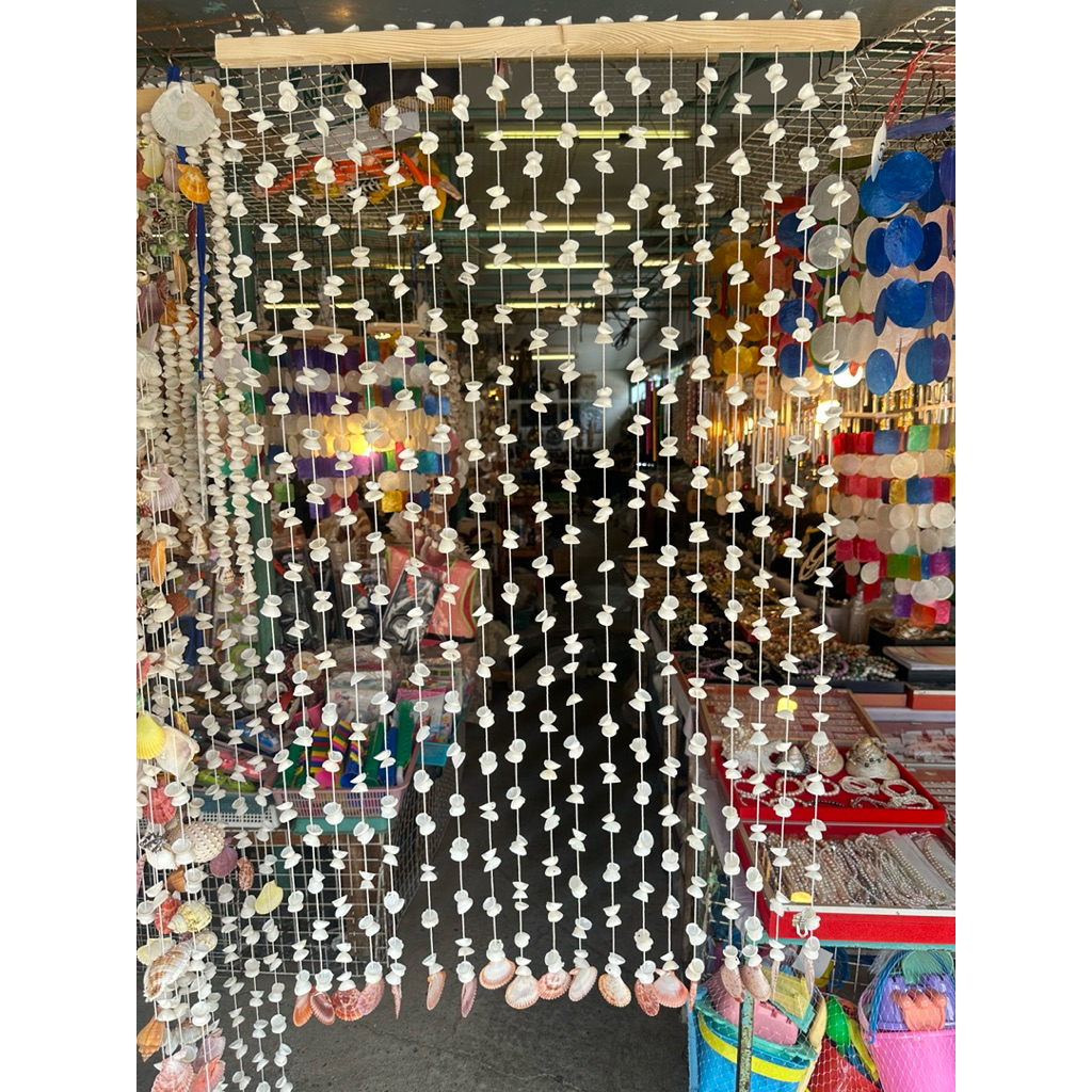 โมบายเปลือกหอย ม่านหน้าต่างเปลือกหอย แบบ ขาวล้วน ขนาด กว้าง 65 เซนติเมตร ยาว 100 เซนติเมตร