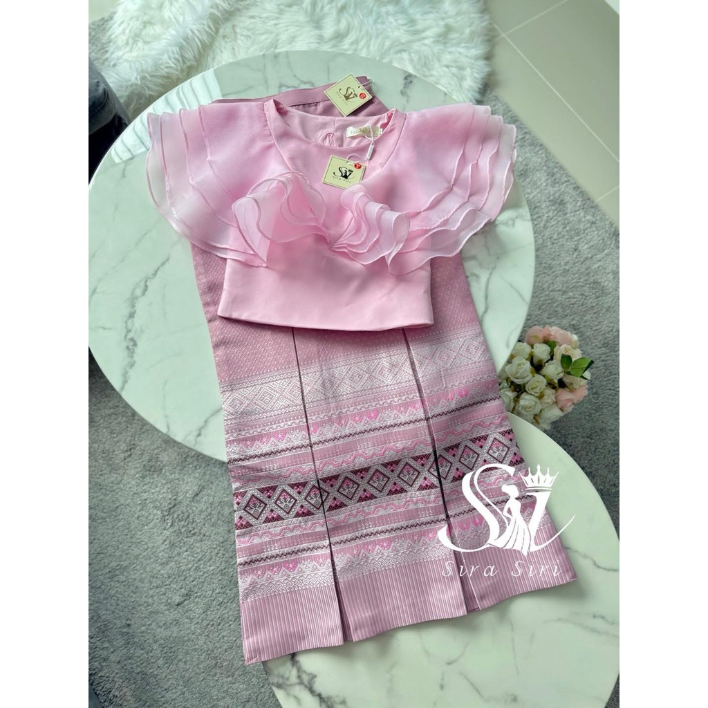 Sira Siri ชุดไทย เสื้อผ้าแก้วแขนระบาย 4 ชั้น ผ้าถุงสำเร็จรูปทอเครื่อง ทอลาย อัดกาวอย่างดีทั้งผืนจ้า