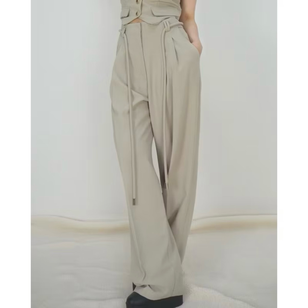 Straight Trousers กางเกงขาตรงเอวต่ำพร้อมเข็มขัด