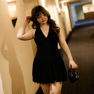 New Lyla Dress เดรสคอวีทรงสวยหรูดูแพง ด้านหลังเป็นผูกคอใส่สบาย เก็บกระชับเข้ารูป มีซับในกางเกงด้านใน