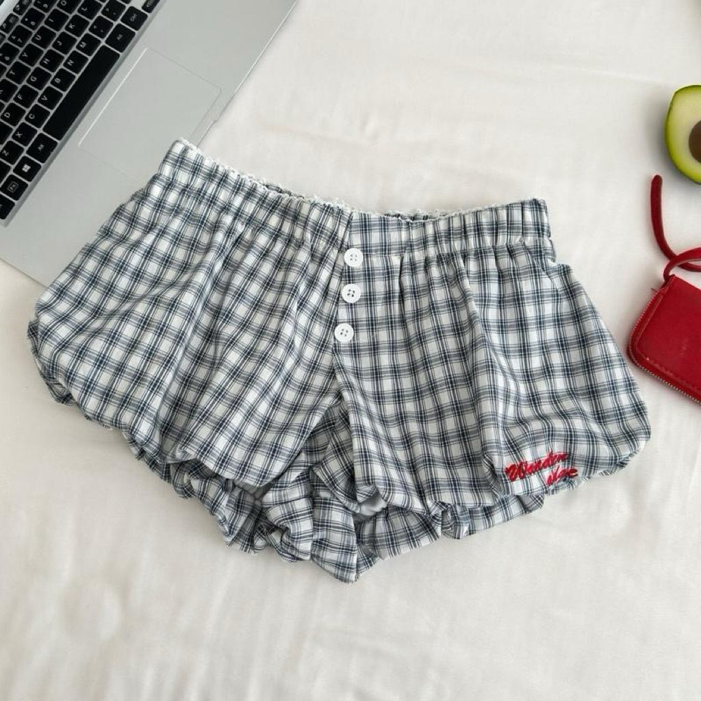 SHAWRYY-Sweet Check Ruffle Shorts กางเกงขาสั้นเอวต่ำ ลายตาราง ดีเทลปัก สไตล์น่ารัก เหมาะกับหน้าร้อน