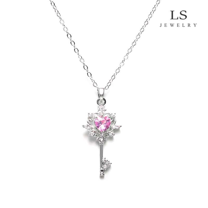 LS สร้อยคอเงินผู้หญิง จี้กุญแจไม้กายสิทธิ์ลวดลายมงกุฎฝังหินหัวใจสีชมพู ดีไซน์โรแมนติก สร้อยคอคลอคอแฟชั่น n2884