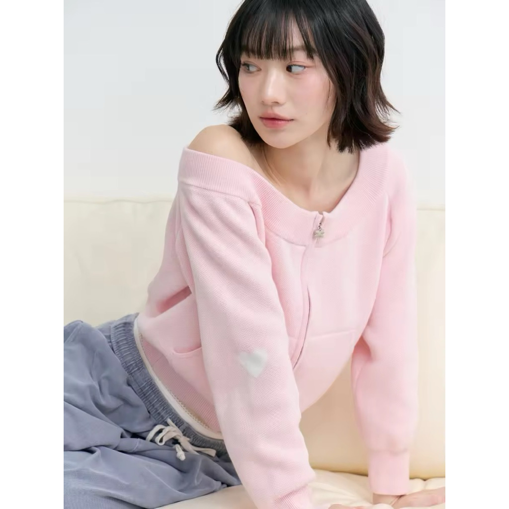 HEARTEYES - OFF SHOULDER CARDIGAN - BABY PINK | คาดิแกน เปิดไหล่ ผ้านิท ไหมพรม สีชมพู