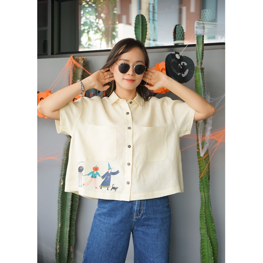 5th Jan เสื้อคอปก แขนสั้น กระเป๋าอกคู่ กระดุมผ่าหน้า สกรีนลายด้านหน้า ชายเสื้อตรง ผ้าลินินแท้ 100% “