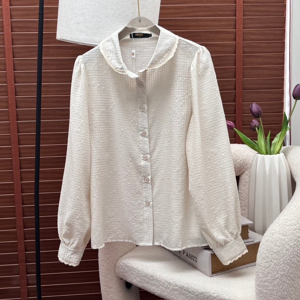 SISSY : เสื้อเชิ้ตแขนยาวคอบัวลูกไม้  (S-XXL) ผ้าชีฟอง 3D ลายตาราง ดีไซน์น่ารัก แต่งลูกไม้ปลายแขน