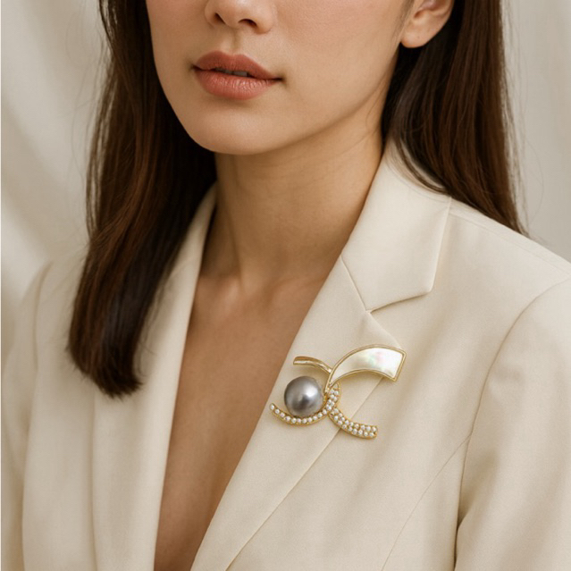 ✨ Tahiti Moonlight Grace ✨ เข็มกลัดไข่มุก Tahiti สีเทาธรรมชาติ เม็ดกลมขนาด 10.3 มิล ตัวเรือนดีไซน์หร