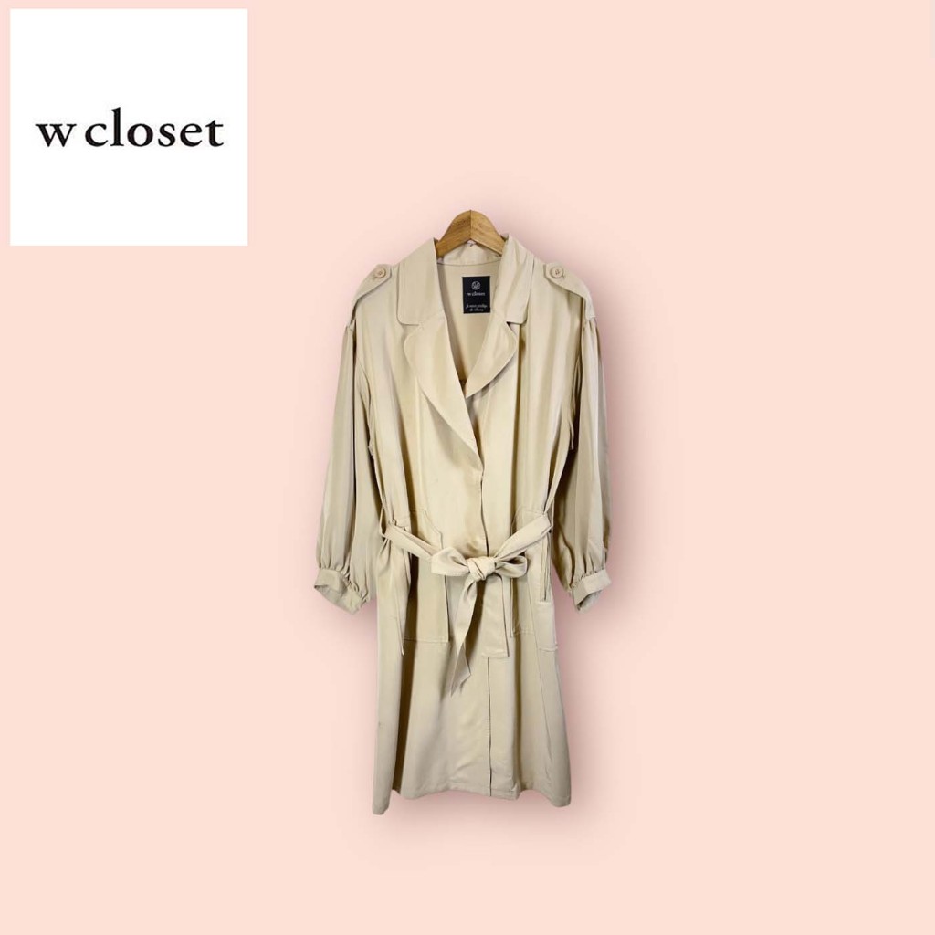 เสื้อโค้ช W closet สีครีม  ไซด์ -  F  อก 46-48 เอว 44 สะโพก 56 ยาว 40 นิ้ว  ผ้าคอตต้อนผสมโพลี