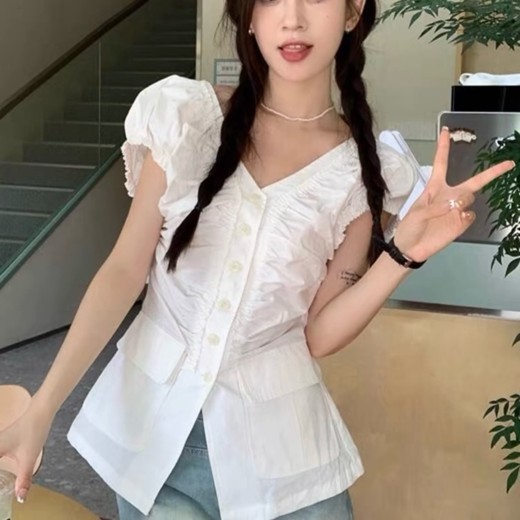 พร้อมส่ง‼️GMG เสื้อแขนสั้นผ้าคอตตอนพรีเมี่ยม ทรงเสื้อคอวี ดีเทลจับจีบรอบอก แขนพอง แต่งกระเป๋า 2 ข้าง ชายเสื้อผ่าเล็กน้อย