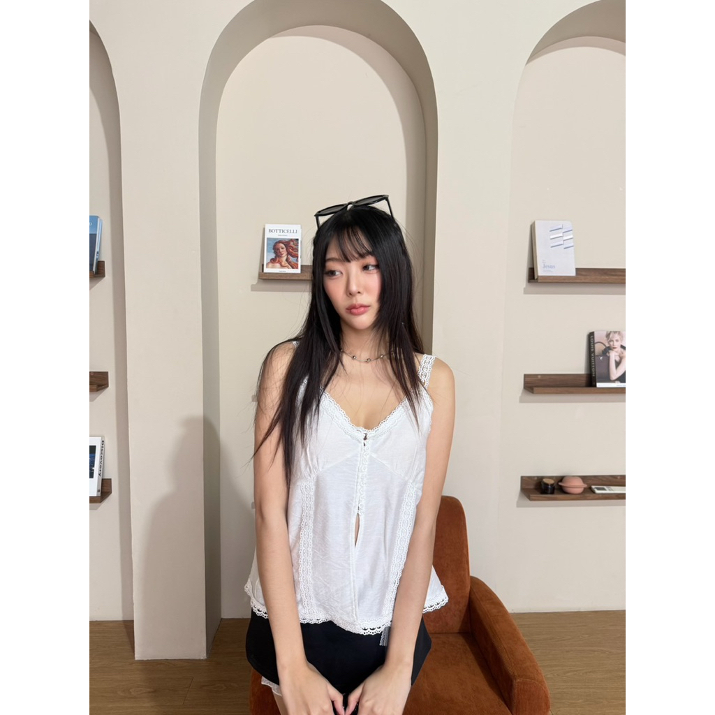 BY IRA Fayla Top เสื้อสายเดี่ยวผ้าลูกไม้ฉลุ ดีเทลแต่งลูกไม้  สีละมุนน่ารักแอบเซ็กซี่ ใส่แมทช์กับกางเกงขาสั้น ก็คือสวยมาก รูปที่ 5