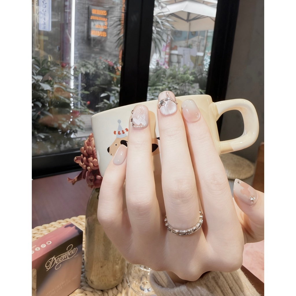 DeeMee เล็บปลอมมือทำสีชมพูหินไข่มุก ตัวเล็บกลมสั้น มุก+เพชร น้ำหนักงานเล็ก สดใส นุ่มนวล สินค้าพร้อมส่งจากไทย! - รูปที่ 2