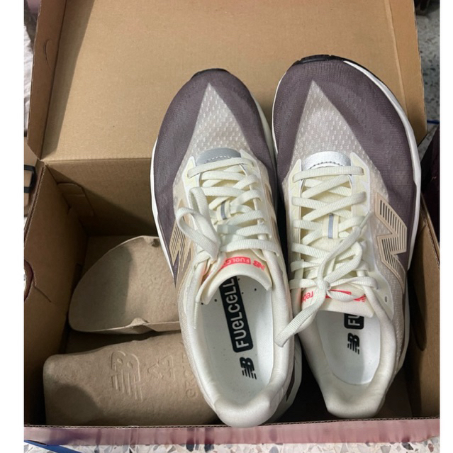 ส่งต่อ new balance fuelcell rebel v5