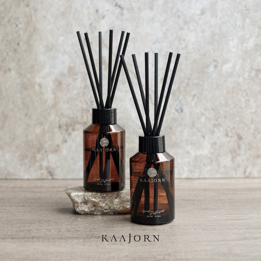 KAAJORN - (โฉมใหม่)ก้านไม้หอม Reed Diffuser ขนาด 100 ml. สร้างกลิ่นหอมในห้อง ด้วยก้านไม้หอมปรับอากาศ