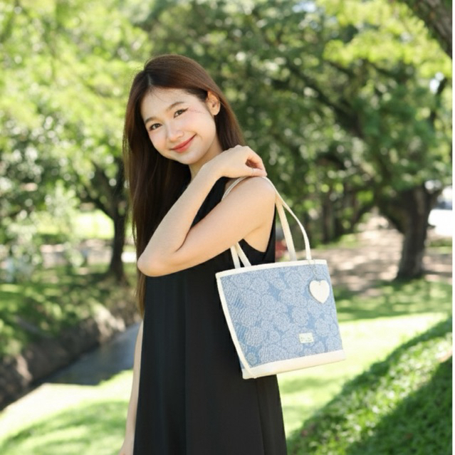 The Bucket Tote♡Limited Edition ผ้ายีนส์กระเป๋าทรงBucketใส่ไอแพด สะพายบ่าได้ ผ้ายีนส์Floral Denim