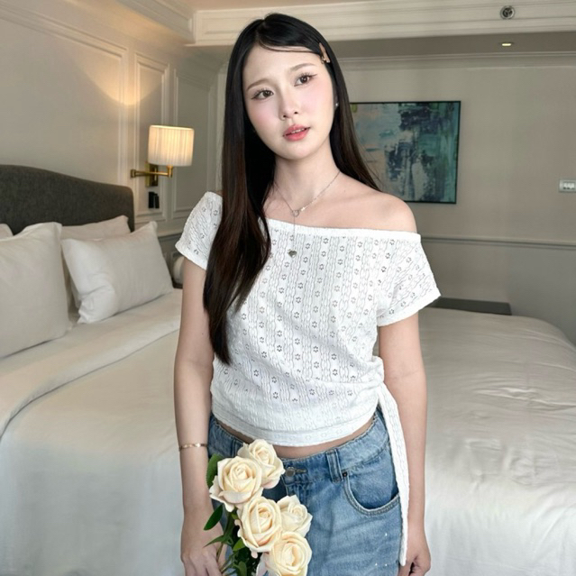พร้อมส่ง💕Kamila top🌸 เสื้อปาดไหล่ผ้าฉลุ