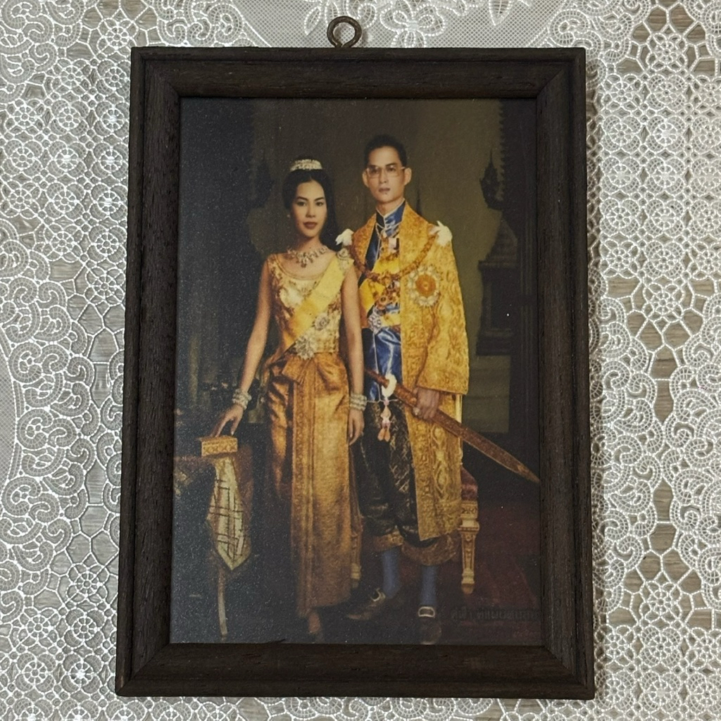 รูปในหลวงพระราชินี รัชกาลที่9 ขนาด12x18ซม กรอบไม้จริง ภาพชัด