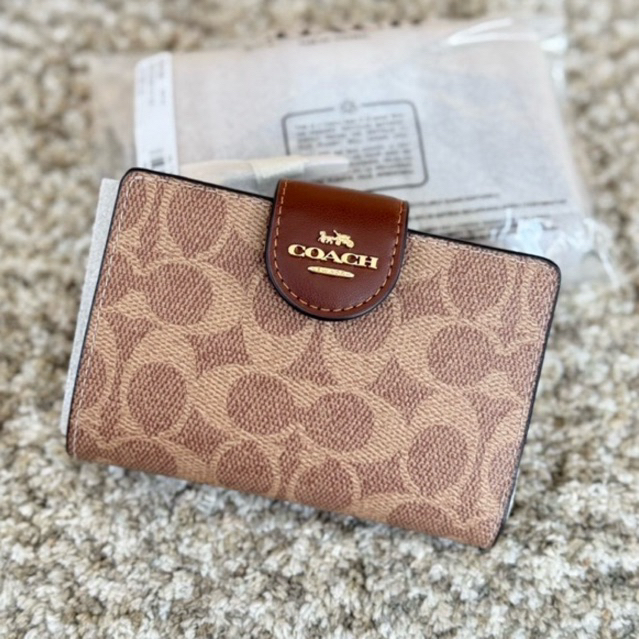 กระเป๋าสตางค์ใบกลาง COACH MEDIUM CORNER ZIP WALLET IN SIGNATURE CANVAS CW786 ลายซี สีน้ำตาล 5 นิ้ว